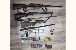 Krivična prijava protiv 83-godišnjaka, u kući u Baču držao tri puške i pištolj 