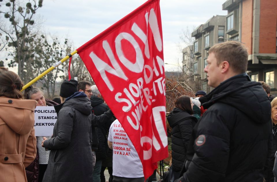 FOTO Protest ispred Rektorata: Većina članova proširenog Senata na listama podrške Vučiću