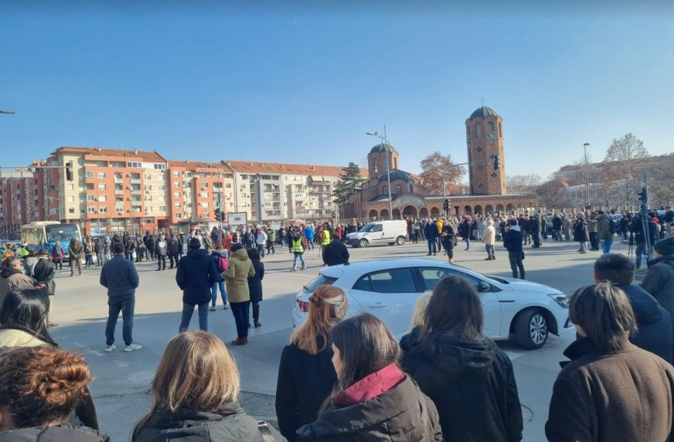 FOTO, VIDEO: Građani zastali na 15 minuta kod škole "Bogdan Šuput" nakon jučerašnjeg napada FOTO, VIDEO: Građani zastali na 15 minuta kod škole "Bogdan Šuput" nakon jučerašnjeg napada