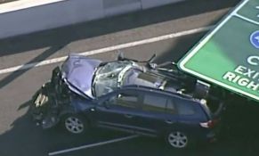 VIDEO: Ženi usred vožnje ogroman saobraćajni znak pao na automobil