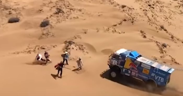 VIDEO: Usred pustinje kamionom pregazio čoveka i nastavio dalje