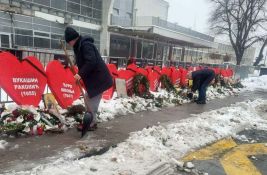 VIDEO: Građani očistili sneg sa komemorativnog mesta ispred Železničke stanice