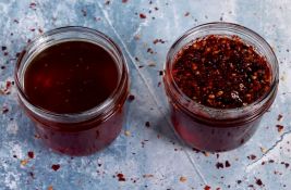 VIDEO: Ljuti med najtraženiji recept u 2025. godini - možete ga lako napraviti sami