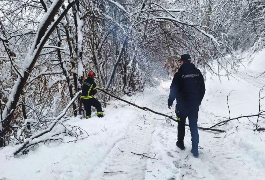 MUP: Policija i žandarmerija na terenu, agregati za struju podeljeni na više lokacija