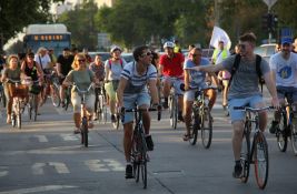 FOTO: Novosađani vreli letnji petak proveli u masovnoj vožnji bicikala