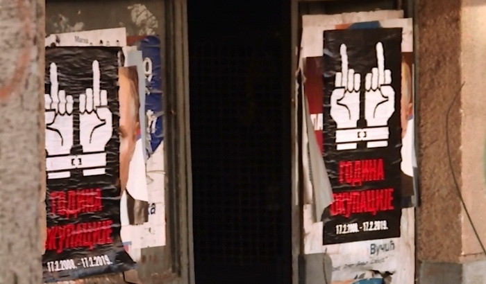 U severnoj Kosovskoj Mitrovici plakati "11 godina okupacije"