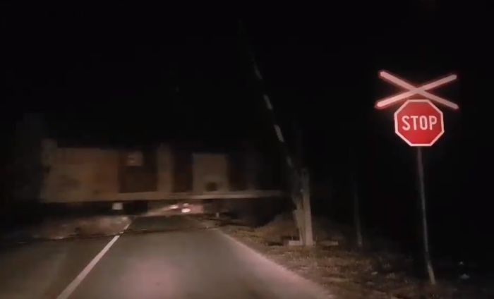 VIDEO: Voz prolazi kod Kovačice, a rampa podignuta