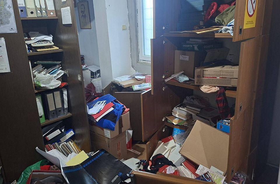 FOTO: Obijene prostorije Crvenog krsta u Beočinu, organizacija privremeno obustavlja rad