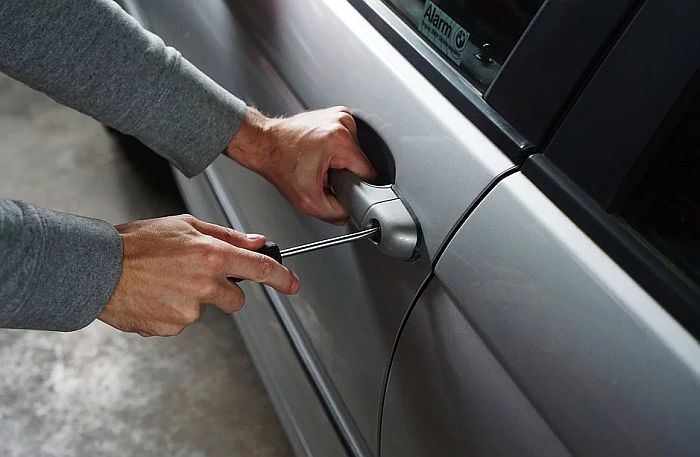 Subotica: Obio dva automobila za vreme policijskog časa