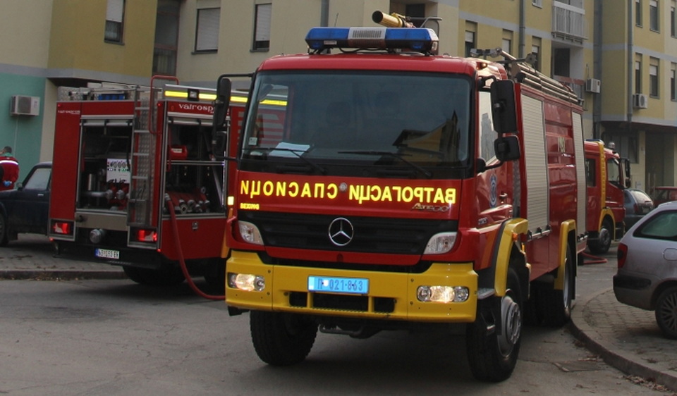 U požaru u Nišu potpuno izgorela dva stana, nema stradalih i povređenih