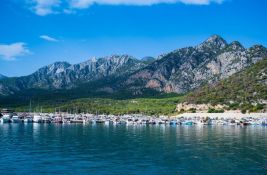 Turisti za Prvi maj u Antaliji mogli u istom danu i da se kupaju i da se grudvaju 