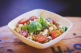 Hladna testenina salata sa fetom i povrćem, idealna za tople dane