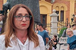 Hajka na Mariju Vasić zbog izjave o Bogorodičinom pojasu i fetišizmu, ispisani grafiti na Limanu