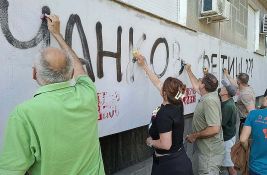 VIDEO Građani uklanjaju grafite mržnje upućene profesorki Mariji Vasić 