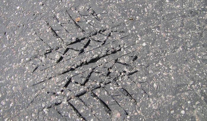 Holanđani posipaju so da ohlade asfalt