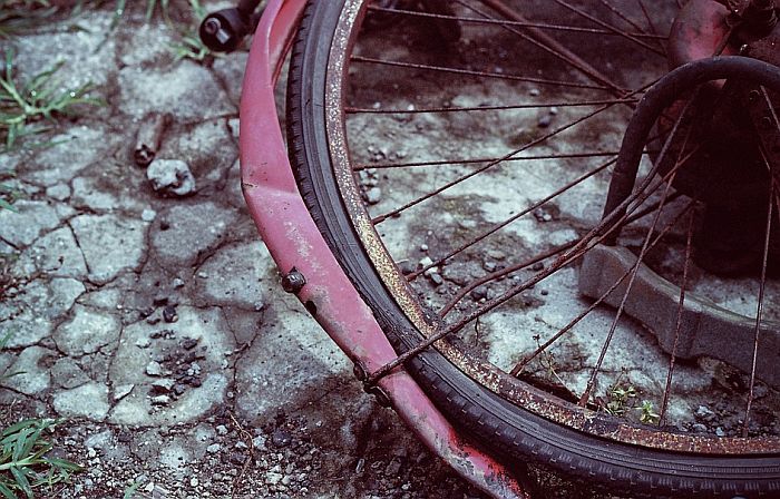 Biciklista oboren na pešačkom kod novosadskog suda, zadobio frakturu butne kosti