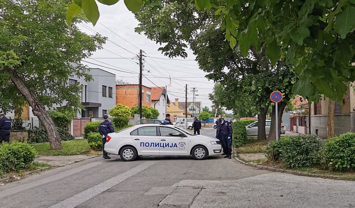 FOTO, VIDEO: Policija zatvorila ulicu na Salajci zbog iseljenja porodice Radovanović