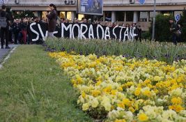 VIDEO Održan protest u Novom Sadu: Građani sa Varadinskog mosta poslali cveće Dunavom za Beograd