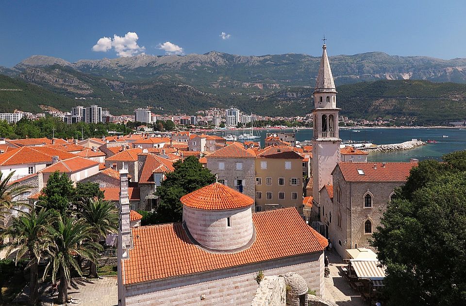 Zabranjeno šetati u kupaćem kostimu Starim gradom u Budvi