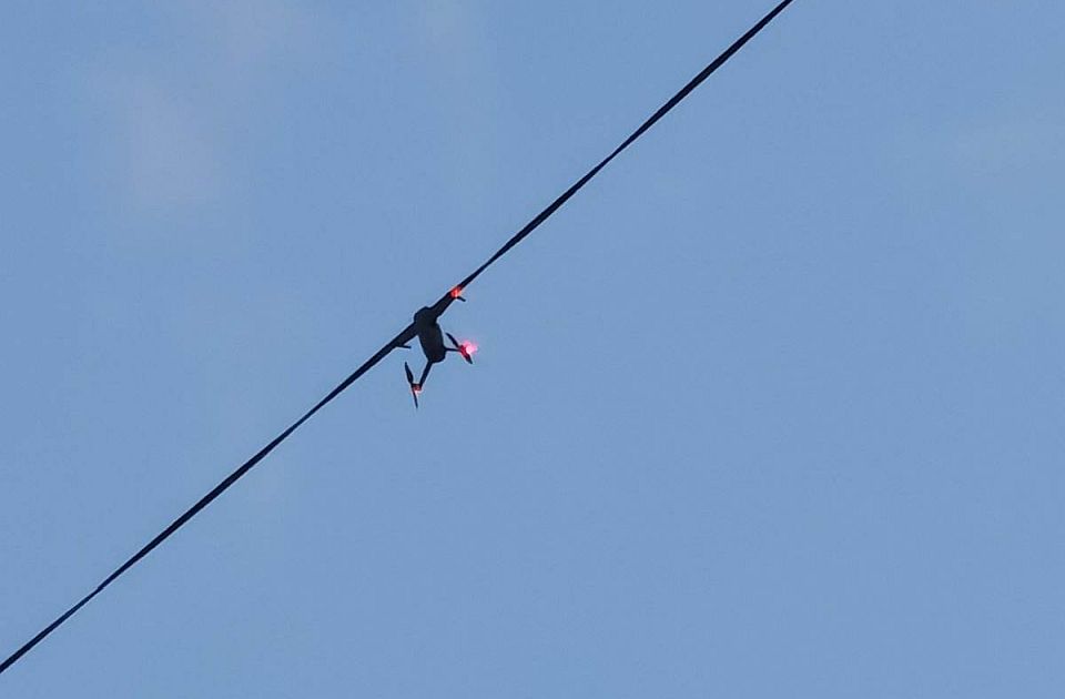 FOTO, VIDEO: Dron se zaglavio na žici kod Banovine tokom protesta, skidali ga vatrogasci