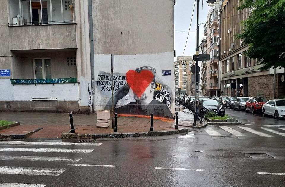 FOTO: Žičanim četkama pokušali da uklone mural Ratku Mladiću, pa preko njega nacrtali srce