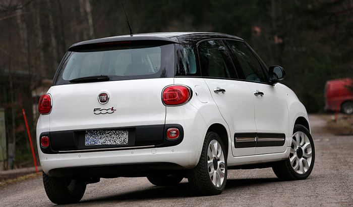 Fiat 500L vozi ka provaliji