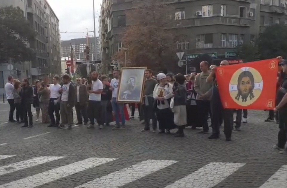 Na protestu protiv korona mera učesnici zapalili LGBT zastavu