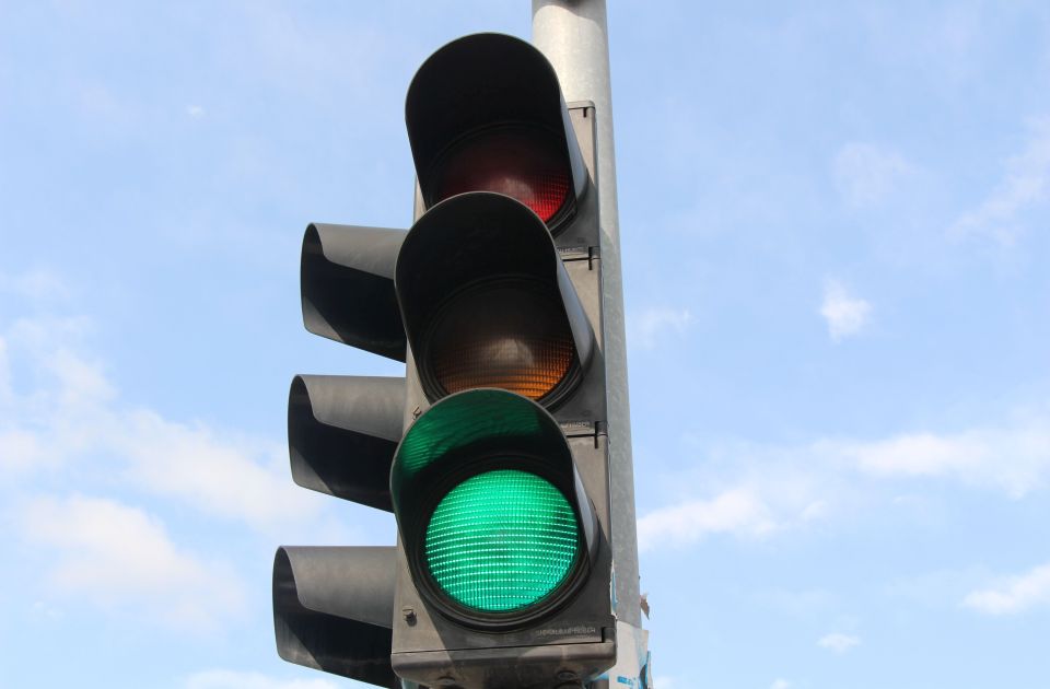 Počinje postavljanje semafora na dve lokacije na Bulevaru Evrope, menja se režim saobraćaja