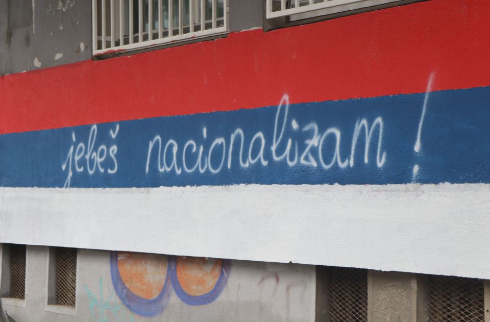 FOTO, VIDEO Na limanskim trobojkama ostavljene poruke "noćnim molerima": "Je*eš nacionalizam"