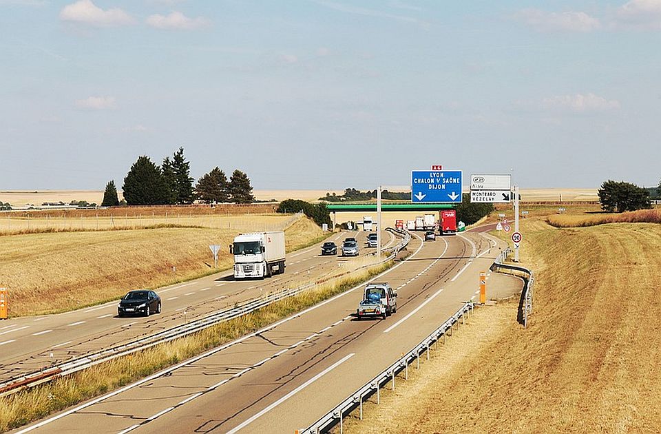 Vozio suviše sporo autoputem, pa kažnjen