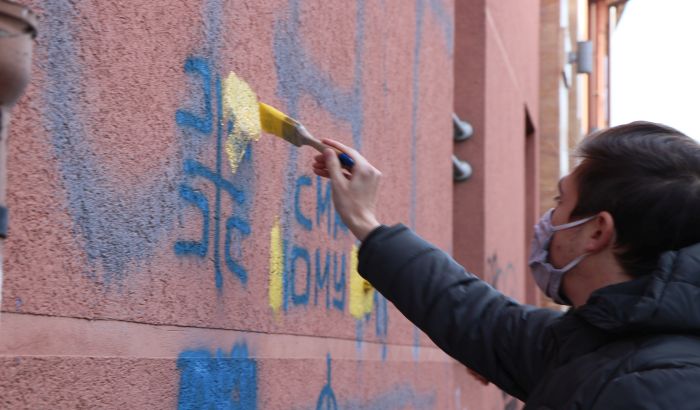 FOTO, VIDEO: Omladinci opozicionih stranaka uklonili grafite mržnje sa više lokacija u Novom Sadu FOTO, VIDEO: Omladinci opozicionih stranaka uklonili grafite mržnje sa više lokacija u Novom Sadu