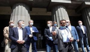 FOTO, VIDEO: Protest opozicije ispred Skupštine Srbije