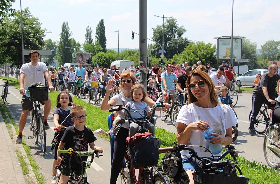 FOTO: Najmlađi Novosađani na biciklima u masovnoj "Vožnjici" ulicama Novog Sada