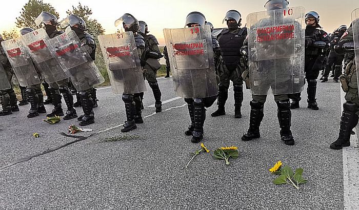 Novi Sad: Cveće za policijski kordon, građani šetali nekoliko sati