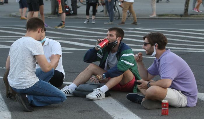 Niš: Demonstranti se podelili u dve grupe, manjina otišla ka sedištu SNS