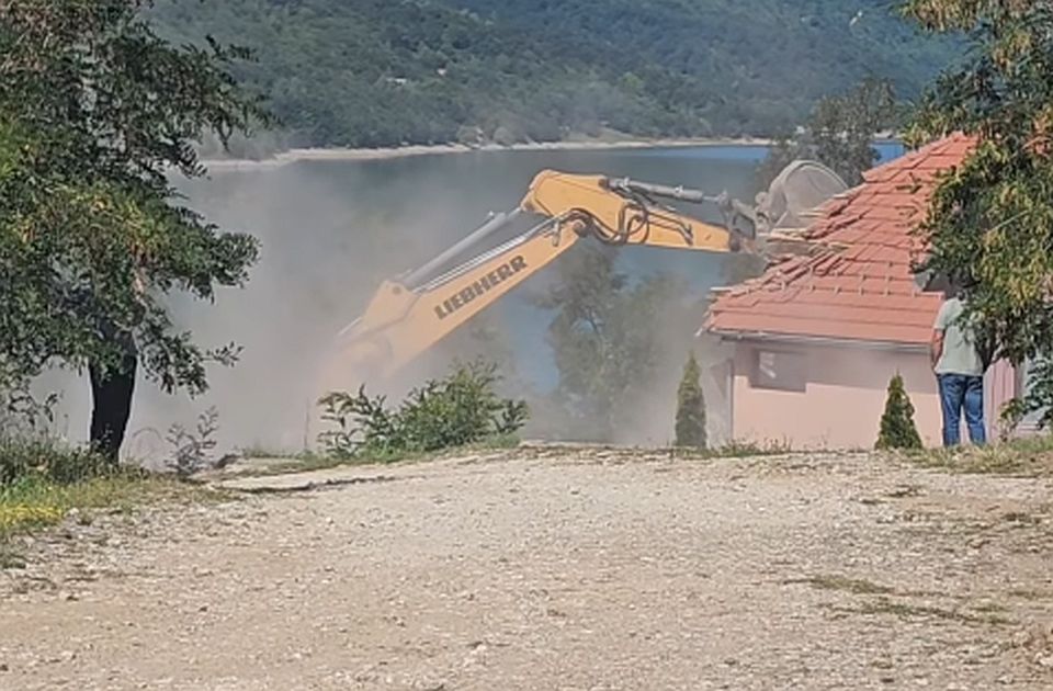VIDEO: Srušen motel "Jezero" na Gazivodama, vlasnici podneli krivičnu prijavu