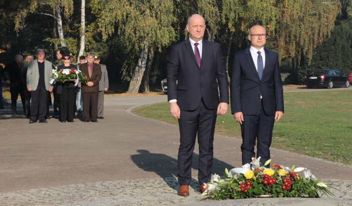 FOTO: Položeni venci na spomenike oslobodiocima Novog Sada