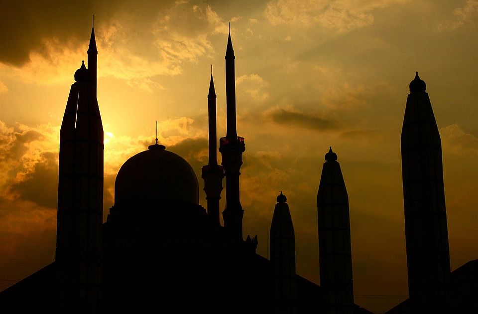 Vučić i ministri čestitali muslimanima Ramazanski bajram 