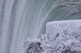 VIDEO: Delimično zaleđeni Nijagarini vodopadi ostavljaju posetioce bez daha retkim ledenim prizorima