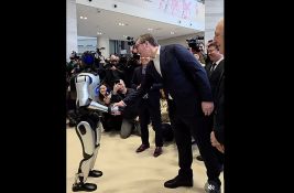 Vučić sa humanoidnim robotima: Još sam kolo da nauče da igraju