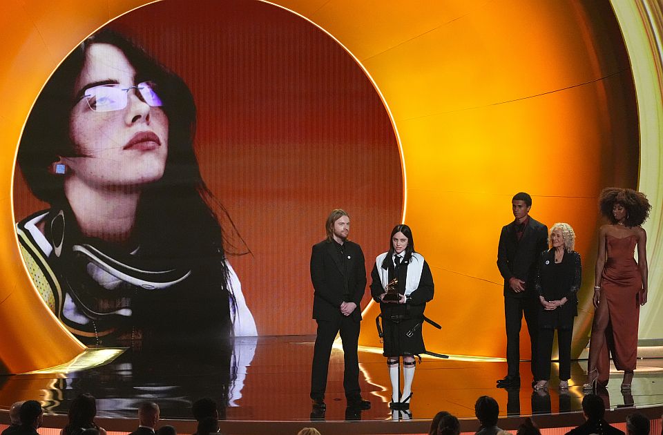 Bili Ajliš, Bed Bani i drugi izvođači kritikovali agente ICE i Trampa na dodeli Gremija