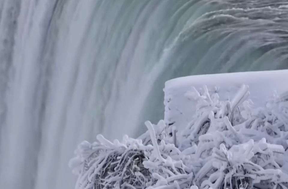 VIDEO: Delimično zaleđeni Nijagarini vodopadi ostavljaju posetioce bez daha retkim ledenim prizorima