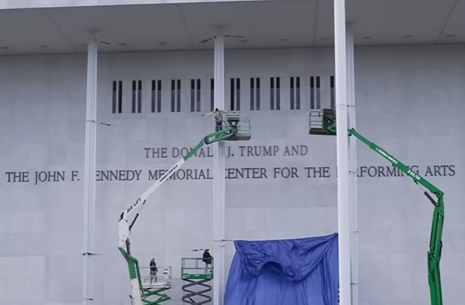 Muzičari bojkotuju Kenedi centar jer je nazvan po Trampu, on ga privremeno zatvara "radi obnove"