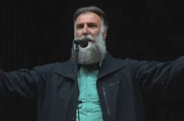 Profesor Čupić zapevao na skupu: 
