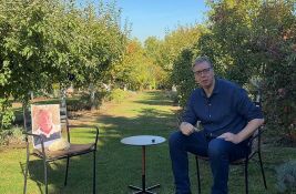 Čudni momenti izborne kampanje: Karić liže sladoled, Vučić priča sa kamenom
