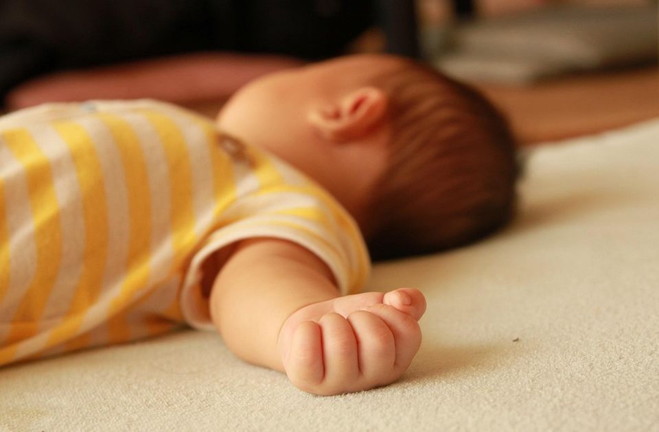U nedelju pomeramo kazaljke unazad: Pripremite bebu da se ne budi ranije
