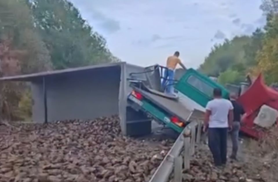 VIDEO: Jedna osoba poginula, još šestoro povređeno u sudaru više vozila na putu Zrenjanin - Novi Sad