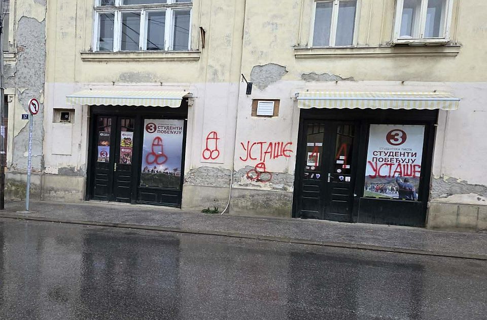 FOTO: U Karlovcima vandalizovane prostorije građana koji podržavaju studente, na zidovima ispisano 