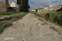 Zrenjanin: Kamioni uništili pešačku stazu pored Begeja