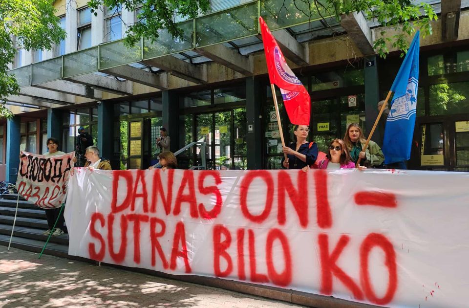 VIDEO: Građani protestuju ispred novosadskog suda - traže da aktivisti budu pušteni iz pritvora VIDEO: Građani protestuju ispred novosadskog suda - traže da aktivisti budu pušteni iz pritvora